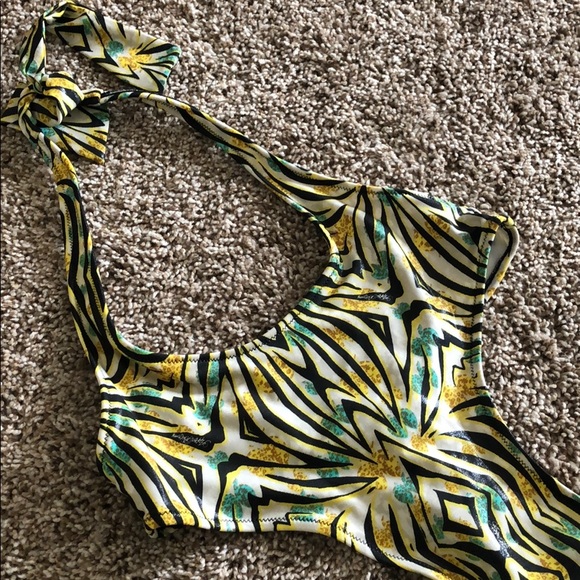 Apple Bottom Monokini swimsuit - Picture 3 of 4